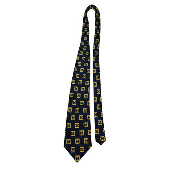 Merge Left University Of Michigan Logo Collegiate Novelty Necktie 100% Silk - Picture 2 of 8